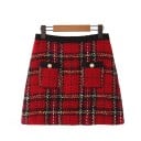 Falda mini acampanada para mujer con patrón de cuadros rojos Dos bolsillos frontales con botones dorados Tejido estructurado Algodón y poliéster 1