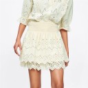 Falda mini beige para mujer con bordado de agujeros de encaje Cintura fruncida elástica Dobladillo de volantes de dos capas con borde festoneado 2