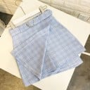 Falda mini de cuadros para mujer con cinturón Parte delantera cruzada asimétrica Cinturón con ojales y hebilla plateada en forma 6