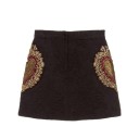 Faldita mini para mujer con bordado de corazones Tejido negro con patrón sutil Botones dorados decorativos Corte en A Mezcla de algodón y poliéster 2