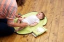 Faltbare Reise-Wickelunterlage für Babys Wasserdicht und abwaschbar Tasche für Feuchttücher Handgelenkschlaufe Ausgeklappt 70 x 50 cm 3