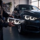 Faróis dianteiros 2 pcs com LED de luz diurna, pisca, luz de cruzamento e luz alta, pretos, para BMW Série 3 F30 2012–2019 com halogéneos 2
