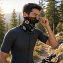 Fascia con stampa di rose bianche e foglie verdi su sfondo nero come sciarpa per il collo per ciclismo e trekking anche sport unisex 7