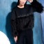 Fekete női pulóver rojtokkal 2