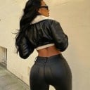 Fekete női rövid dzseki műbőrből fehér plüss gallérral Cipzáras záródás Rugalmas derékpánt Bordázott mandzsetták Hosszú ujjak 4
