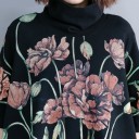 Felpa oversize da donna con collo alto Nera con grande stampa floreale Maniche larghe fino al gomito Tasche laterali Spacchi sui lati Poliestere 7