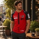 Férfi červený dres nélküli szám fekete raglán ujjakkal és háromszög alakú rész a nyak alatt motoros versenystílusban 5