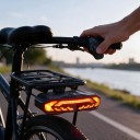 Feu arrière de vélo avec clignotants et alarme 110 dB Support pour porte-bagages arrière Télécommande ronde sans fil Feu de frein USB-C 2000 mAh IPX6 2