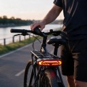 Feu arrière de vélo avec clignotants et alarme 110 dB Support pour porte-bagages arrière Télécommande ronde sans fil Feu de frein USB-C 2000 mAh IPX6 4