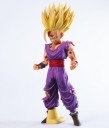 Figura de ação de personagem de anime em PVC com cabelos dourados e roupa roxa rasgada. Altura 25 cm. Para crianças a partir dos 3 anos 4