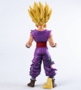 Figurita de acción de personaje de anime de PVC con cabello dorado y ropa morada desgarrada. Altura 25 cm. Para niños a partir de 3 años y fanáticos 3