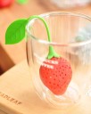 Filtro in silicone per tè sfuso e tisane a forma di fragola con picciolo e foglia per appendere al bordo della tazza adatto anche per le erbe 4