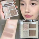 Firefarvet ansigtskonturpalet Kontureringspalet med highlighter Næse- og ansigtskonturering Mat og perlemorsagtig highlighter Firefarvet ansigtskonturpalet 1