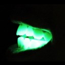 Flitsende LED inzetstuk voor een stralende glimlach Laat tanden in het donker stralen Leuk accessoire van rubber Grootte 6 cm Inclusief 2 1