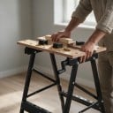 Foldbart arbejdsbord med klemmer Kapacitet 70 kg Mål 56 x 62 x 75 cm MDF-plade og jernkonstruktion Naturlig og sort Til værkstedet og garagen 4
