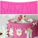 Forma de silicone 3D com motivos de roupa para bebés para decorar bolos de criança Vestidos e macacões com detalhes delicados Dimensões 17,5 x 6,3 cm 1