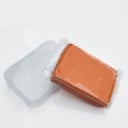 Formbar rengøringsmasse i form af en kvadrat Opsamler støv og småsnavs fra overflader Orange farve Vægt 100 g Mål 8,5 x 6 x 2 cm 2