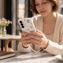 Funda de silicona para Samsung Galaxy S24 con cordón para la muñeca con diseño de flores dibujadas Protección de la cámara 16