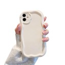 Funda protectora para Samsung Galaxy A25 con marco ondulado Resistente Protege las esquinas y la cámara Acabado brillante color crema Bisel ondulado 4