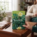 Funda verde tipo flip de 6 pulgadas para Kindle de 10.ª generación 2019 con hojas pintadas y flores blancas y con correa para la mano y protector 2