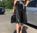Fustă pentru femei sub genunchi din piele artificială și poliester Croială evazată fluidă cu plii în talie Talia lată Culoare neagră Suprafață 2
