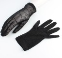 Gants de femme avec des toiles d'araignée 2