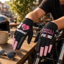 Gants de sport à doigts complets pour motocross avec impression de cœur et pouce renforcé en noir avec des éléments roses pour la conduite 4