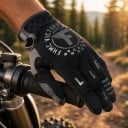 Gants de sport à doigts complets pour motocross et moto avec impression et pouce renforcé en noir avec des éléments gris pour la conduite 2