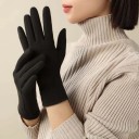 Gants tricotés pour femmes en polyester et acrylique Gants d'hiver chauds et tactiles Tricot doux et confortable Protection des mains par temps froid 4