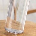 Garrafa de viagem para beber em plástico transparente com tampa de rosca prateada e alça têxtil. Forma cilíndrica esbelta. Para a escola e passeios. 5