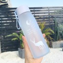 Garrafa de viagem para bebidas com motivo de veado e lua Plástico mate com gradiente de cor Capacidade de 560 ml Tampa com rosca e alça 4