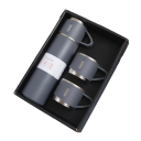 Gaveæske med termokande og krus 500 ml Rustfri termokande 23,9 × 6,6 cm med 3 krus 6,6 × 5,9 cm Varmeisolering 6–12 timer Rejsesæt 6