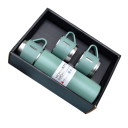 Gaveæske med termokande og krus 500 ml Rustfri termokande 23,9 × 6,6 cm med 3 krus 6,6 × 5,9 cm Varmeisolering 6–12 timer Rejsesæt 1