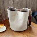 Geantă crossbody pentru femei în formă de sac din pânză Gri deschis cu bretele maro Între sac interior Buzunar cu fermoar Dimensiune 23 x 23 x 20 cm 4