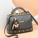 Geantă de damă crossbody cu formă de valiză Model matlasat și ținte Două urechi și curea lungă Închidere cu fermoar Piele PU 25 x 16 x 6