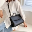 Geantă de damă cu clapetă 27 x 21 x 11 cm din piele sintetică Mânere superioare și curea ajustabilă Purtare în mână sau pe umăr Aspect 6