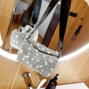 Geantă de damă cu pietricele strălucitoare 16 x 11 x 10 cm Formă compactă cu fermoar Curea lată pentru purtare pe umăr sau încrucișat pe corp 6