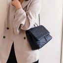 Geantă de umăr neagră pentru femei, quilted, cu clapetă Lanț metalic închis O carabină decorativă Piele artificială PU 26 x 20 x 10 cm 5