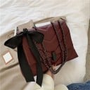 Geantă de umăr pentru femei cu clapetă Model quilted în V Curea din lanț împletită cu o bandă Fundă decorativă Piele artificială 31,5 x 22 x 3