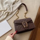Geantă de umăr pentru femei cu curea din lanț și cataramă decorativă Model embosat Pe formă rectangulară rigidă cu clapetă Piele 10