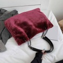 Geantă spațioasă pentru femei, de umăr, din blană artificială Lanțuri metalice întunecate și mânere negre Suprafață din pluș moale 6
