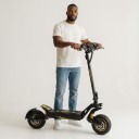 Geländetauglicher Elektroroller OOTD T10 für Erwachsene Faltbar 900 W Batterie 48 V 13,5 Ah 50 km/h Reichweite 45–60 km 11 Zoll Räder Schwarz-Gelb 4