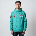 Giacca a vento da uomo con cappuccio e zip a tutta lunghezza con grande motivo di squadra e strisce colorate sulla schiena in stile 8