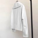 Giacca bianca da donna in ecopelle con un grande colletto a punta Chiusura con bottoni Due tasche sul petto con patta Vestibilità ampia Lunghezza 3