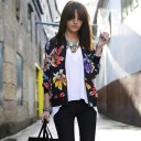 Giacca bomber leggera da donna con grandi fiori colorati su sfondo nero Maniche e fondo a costine Materiale poliestere e cotone 3