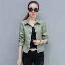 Giacca corta da donna in ecopelle con colletto camicia e chiusura con bottoni, due tasche applicate davanti, manica lunga, taglio 3