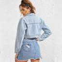 Giacca corta in denim da donna blu chiaro Lunghezza fino alla vita Spalle abbassate Due tasche sul petto con patta Chiusura a bottoni Manica 5