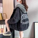 Giacca di jeans da donna con cappuccio e pellicciotto Per il clima più fresco Taglio ampio Chiusura con bottoni metallici Tasche 3