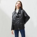 Giacca donna chiodo in ecopelle nera Taglio ampio con spalle basse Cintura con fibbia Zip metallica asimmetrica Colletto con bottoni a pressione 3