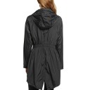 Giacca impermeabile da donna con cappuccio Taglio allungato Vita arricciata Maniche lunghe Due grandi tasche con patta Chiusura 5